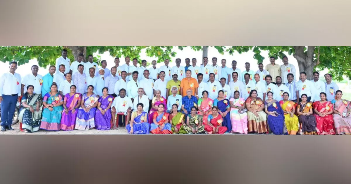 ಸಿರುಗುಪ್ಪ | ತೆಕ್ಕಲಕೋಟೆಯಲ್ಲಿ 1992–93ರ ಎಸೆಸೆಲ್ಸಿ ವಿದ್ಯಾರ್ಥಿಗಳ ಸ್ನೇಹ ಸಮ್ಮಿಲನ : ನಿವೃತ್ತ ಶಿಕ್ಷಕರಿಗೆ ಸನ್ಮಾನ ಸಿರುಗುಪ್ಪ | ತೆಕ್ಕಲಕೋಟೆಯಲ್ಲಿ 1992–93ರ ಎಸೆಸೆಲ್ಸಿ ವಿದ್ಯಾರ್ಥಿಗಳ ಸ್ನೇಹ ಸಮ್ಮಿಲನ : ನಿವೃತ್ತ ಶಿಕ್ಷಕರಿಗೆ ಸನ್ಮಾನ