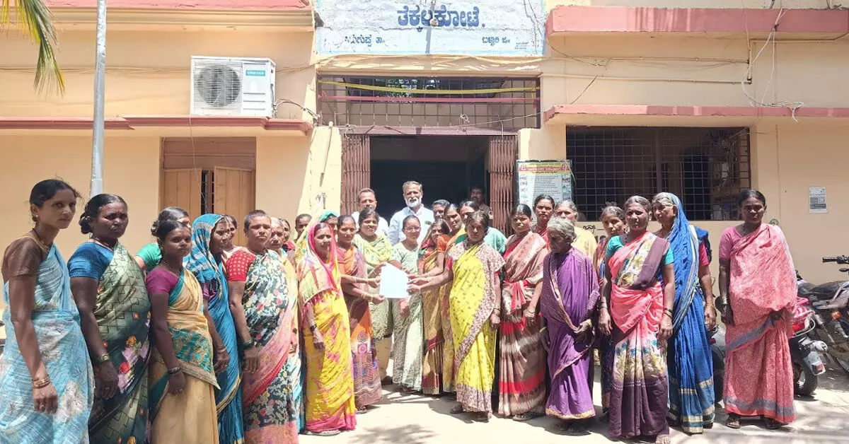 ಸಿರುಗುಪ್ಪ | ಸಾರ್ವಜನಿಕ ಶೌಚಾಲಯ ನಿರ್ಮಾಣಕ್ಕೆ ಆಗ್ರಹಿಸಿ ಮಹಿಳೆಯರಿಂದ ಪ್ರತಿಭಟನೆ ಸಿರುಗುಪ್ಪ | ಸಾರ್ವಜನಿಕ ಶೌಚಾಲಯ ನಿರ್ಮಾಣಕ್ಕೆ ಆಗ್ರಹಿಸಿ ಮಹಿಳೆಯರಿಂದ ಪ್ರತಿಭಟನೆ