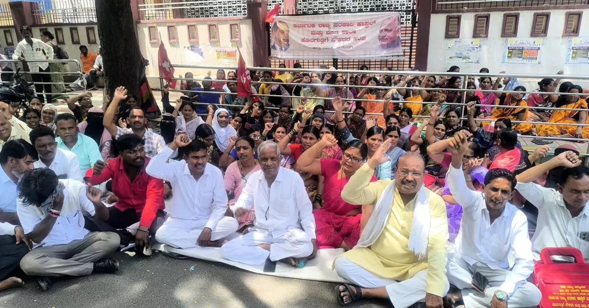 Kalaburagi | ಸೇವಾಭದ್ರತೆ, ಕನಿಷ್ಠ ವೇತನಕ್ಕೆ ಆಗ್ರಹಿಸಿ ಹಾಸ್ಟೆಲ್ ಹೊರಗುತ್ತಿಗೆ ನೌಕರರ ಅನಿರ್ದಿಷ್ಟಾವಧಿ ಧರಣಿ Kalaburagi | ಸೇವಾಭದ್ರತೆ, ಕನಿಷ್ಠ ವೇತನಕ್ಕೆ ಆಗ್ರಹಿಸಿ ಹಾಸ್ಟೆಲ್ ಹೊರಗುತ್ತಿಗೆ ನೌಕರರ ಅನಿರ್ದಿಷ್ಟಾವಧಿ ಧರಣಿ