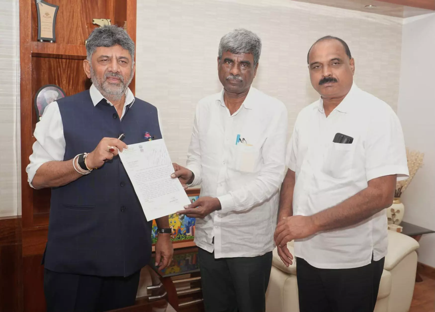 ಮುಖ್ಯಮಂತ್ರಿ ಡಿಕೆಶಿ ಭೇಟಿಯಾದ ಸಂಸದ ಕೋಟ: ಕೊಂಕಣ ರೈಲ್ವೆ ವಿಲೀನಕ್ಕೆ ರಾಜ್ಯ ಸರಕಾರದ ನೆರವು ಕೋರಿಕೆ ಮುಖ್ಯಮಂತ್ರಿ ಡಿಕೆಶಿ ಭೇಟಿಯಾದ ಸಂಸದ ಕೋಟ: ಕೊಂಕಣ ರೈಲ್ವೆ ವಿಲೀನಕ್ಕೆ ರಾಜ್ಯ ಸರಕಾರದ ನೆರವು ಕೋರಿಕೆ