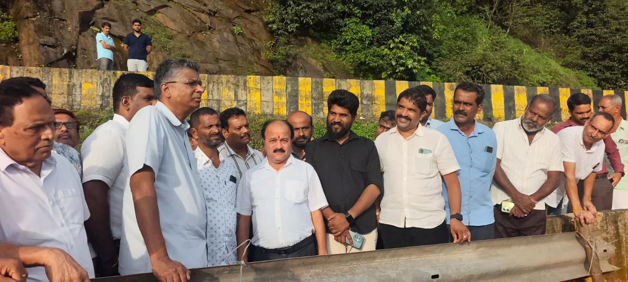 ಹುಲಿಕಲ್ ಘಾಟ್ ಪ್ರದೇಶಕ್ಕೆ ಸಚಿವ ಸತೀಶ್ ಜಾರಕಿಹೊಳಿ ಭೇಟಿ; ರೀಟೇನಿಂಗ್ ವಾಲ್, ಇತರ ಕಾಮಗಾರಿ ಪರಿಶೀಲನೆ ಹುಲಿಕಲ್ ಘಾಟ್ ಪ್ರದೇಶಕ್ಕೆ ಸಚಿವ ಸತೀಶ್ ಜಾರಕಿಹೊಳಿ ಭೇಟಿ; ರೀಟೇನಿಂಗ್ ವಾಲ್, ಇತರ ಕಾಮಗಾರಿ ಪರಿಶೀಲನೆ