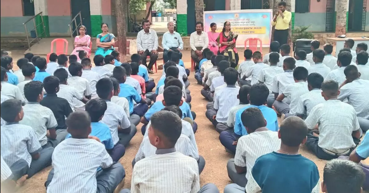 ಸಿರುಗುಪ್ಪ | ವಿಶ್ವ ಜುನೋಸಿಸ್ ದಿನದ ಅಂಗವಾಗಿ ವಿದ್ಯಾರ್ಥಿಗಳಿಗೆ ಪ್ರಾಣಿಜನ್ಯ ರೋಗಗಳ ಕುರಿತು ಜಾಗೃತಿ ಸಿರುಗುಪ್ಪ | ವಿಶ್ವ ಜುನೋಸಿಸ್ ದಿನದ ಅಂಗವಾಗಿ ವಿದ್ಯಾರ್ಥಿಗಳಿಗೆ ಪ್ರಾಣಿಜನ್ಯ ರೋಗಗಳ ಕುರಿತು ಜಾಗೃತಿ