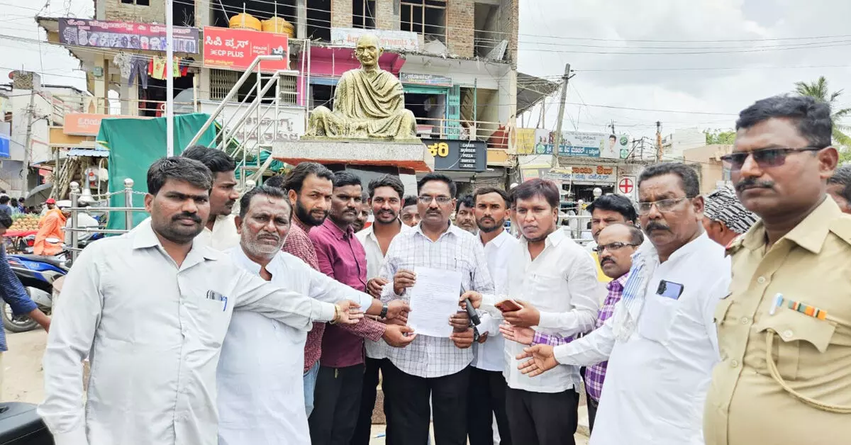 ಸುರಪುರ | ರಾಜಸ್ಥಾನದಲ್ಲಿ ಬಾಲಕಿ ಅತ್ಯಾಚಾರ ಖಂಡಿಸಿ ಪ್ರತಿಭಟನೆ ಸುರಪುರ | ರಾಜಸ್ಥಾನದಲ್ಲಿ ಬಾಲಕಿ ಅತ್ಯಾಚಾರ ಖಂಡಿಸಿ ಪ್ರತಿಭಟನೆ