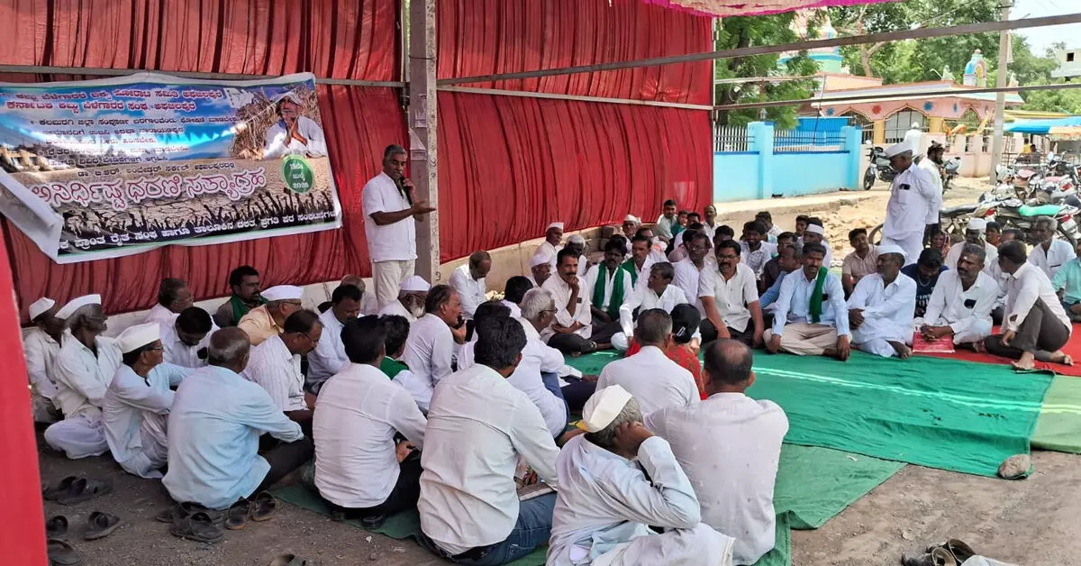 Afzalpur | ಬರ ಘೋಷಣೆ, ಭೀಮಾ ನದಿಗೆ ನೀರು ಹರಿಸಲು ಆಗ್ರಹಿಸಿ ಅನಿರ್ದಿಷ್ಟಾವಧಿ ಧರಣಿ ಆರಂಭ Afzalpur | ಬರ ಘೋಷಣೆ, ಭೀಮಾ ನದಿಗೆ ನೀರು ಹರಿಸಲು ಆಗ್ರಹಿಸಿ ಅನಿರ್ದಿಷ್ಟಾವಧಿ ಧರಣಿ ಆರಂಭ