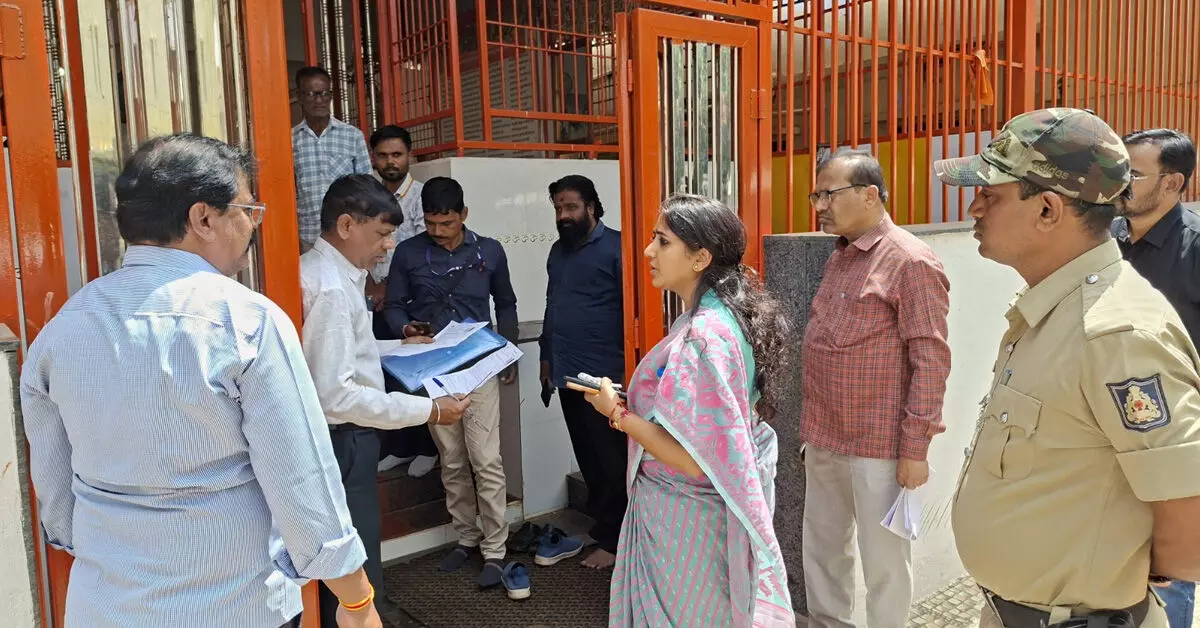 Bidar | ಎಸ್ಐಆರ್ ಪರಿಶೀಲನೆಗೆ ಜಿಲ್ಲಾಧಿಕಾರಿ ಶಿಲ್ಪಾ ಶರ್ಮಾ ಮನೆ ಮನೆ ಭೇಟಿ Bidar | ಎಸ್ಐಆರ್ ಪರಿಶೀಲನೆಗೆ ಜಿಲ್ಲಾಧಿಕಾರಿ ಶಿಲ್ಪಾ ಶರ್ಮಾ ಮನೆ ಮನೆ ಭೇಟಿ