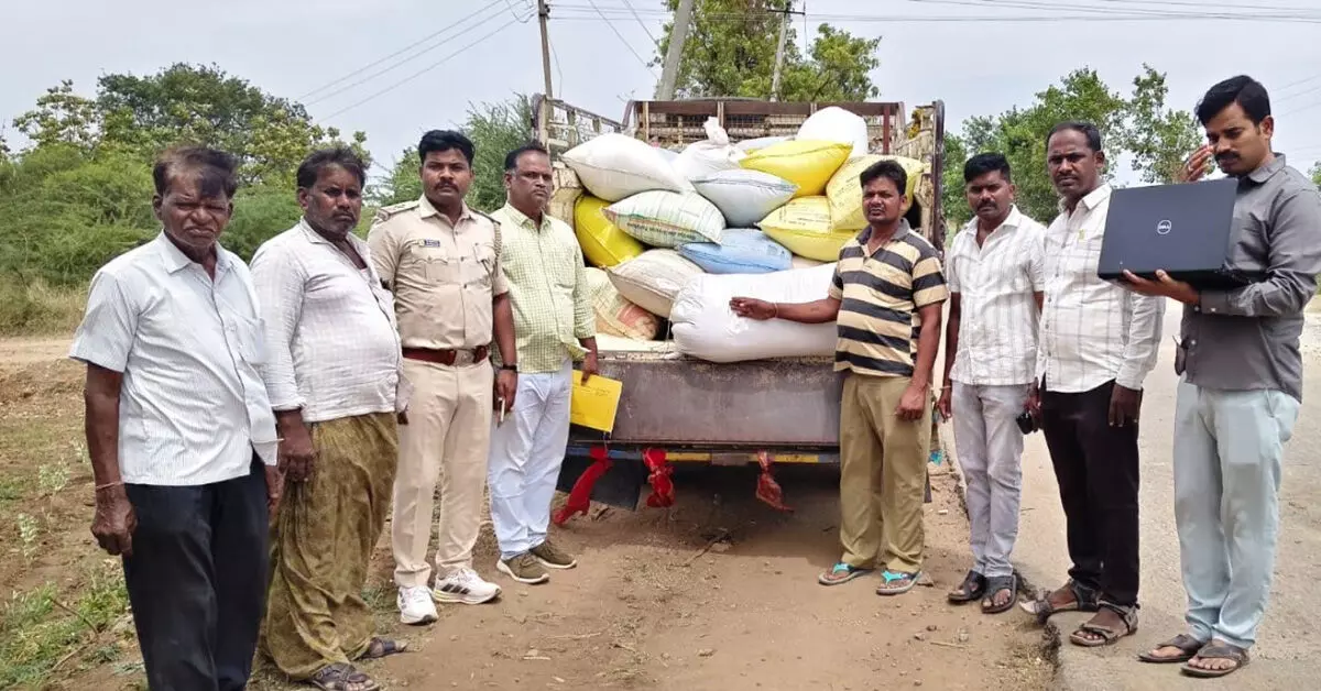 ಸಿರುಗುಪ್ಪ | ಅಕ್ರಮ ಪಡಿತರ ಅಕ್ಕಿ ಸಾಗಟ ಪತ್ತೆ: 12.25 ಕ್ವಿಂಟಲ್ ಅಕ್ಕಿ ಜಪ್ತಿ ಸಿರುಗುಪ್ಪ | ಅಕ್ರಮ ಪಡಿತರ ಅಕ್ಕಿ ಸಾಗಟ ಪತ್ತೆ: 12.25 ಕ್ವಿಂಟಲ್ ಅಕ್ಕಿ ಜಪ್ತಿ