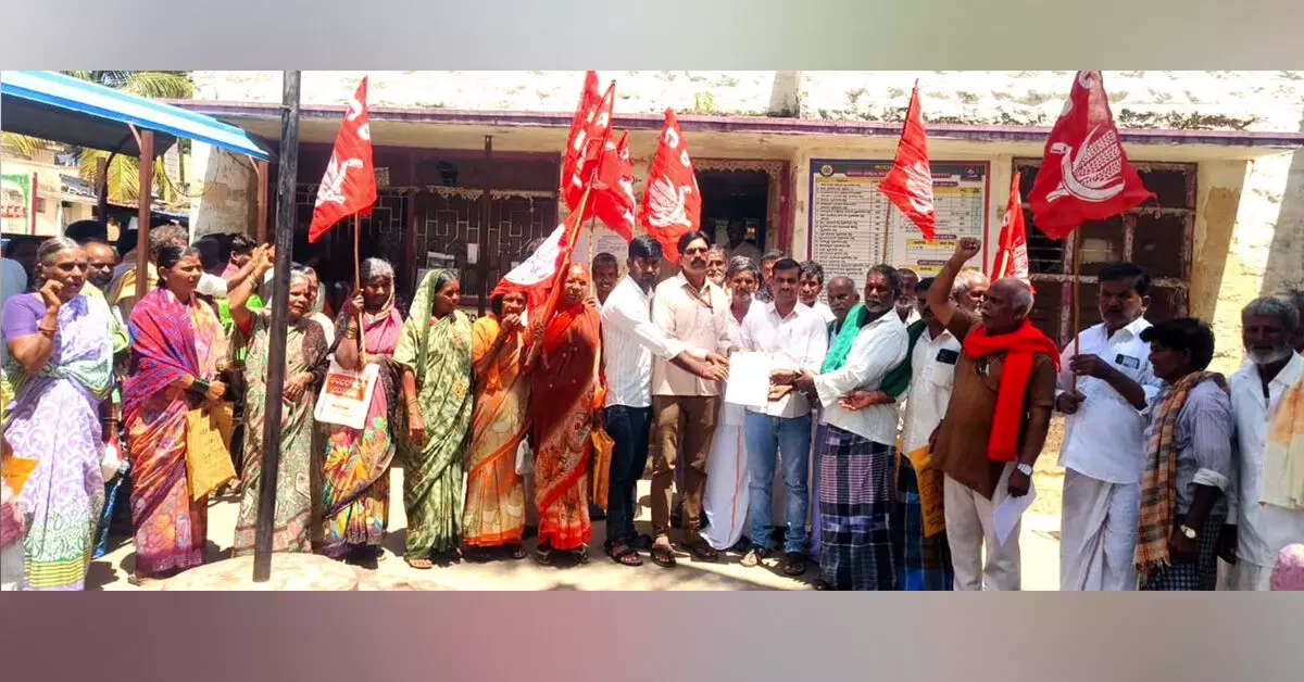 Harapanahalli | ಪಿಂಚಣಿ ಹಣ ವಿಳಂಬ ಖಂಡಿಸಿ ನಾಡಕಚೇರಿ ಎದುರು ಪ್ರತಿಭಟನೆ Harapanahalli | ಪಿಂಚಣಿ ಹಣ ವಿಳಂಬ ಖಂಡಿಸಿ ನಾಡಕಚೇರಿ ಎದುರು ಪ್ರತಿಭಟನೆ