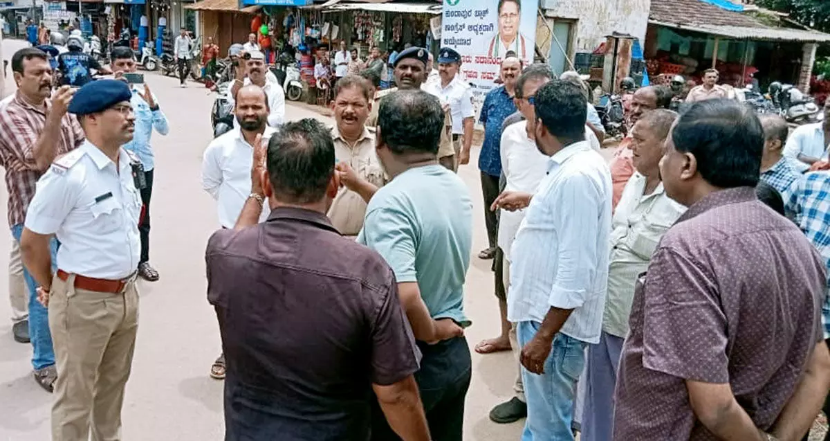 ಕೋಟೇಶ್ವರ: 40 ವರ್ಷದಿಂದಿದ್ದ ಚೇತನಾ ರಿಕ್ಷಾ ನಿಲ್ದಾಣ ತೆರವುಗೊಳಿಸಲು ಹೈಕೋರ್ಟ್ನಿಂದ ಆದೇಶ ಕೋಟೇಶ್ವರ: 40 ವರ್ಷದಿಂದಿದ್ದ ಚೇತನಾ ರಿಕ್ಷಾ ನಿಲ್ದಾಣ ತೆರವುಗೊಳಿಸಲು ಹೈಕೋರ್ಟ್ನಿಂದ ಆದೇಶ