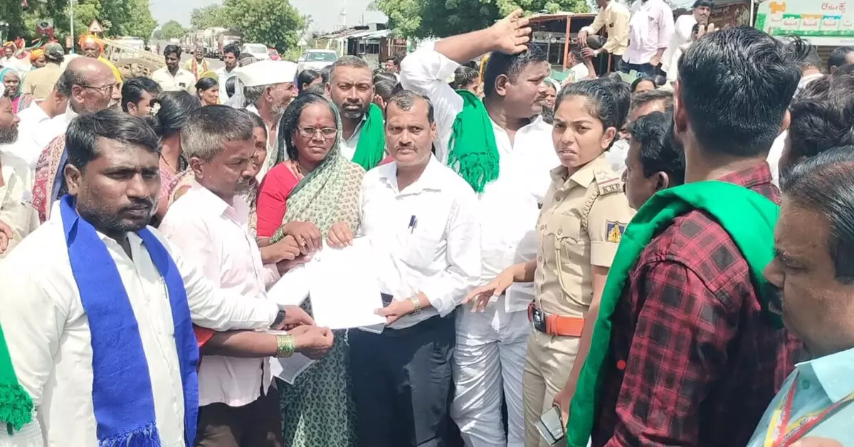 Afzalpur | ಬರ ಘೋಷಣೆ, ಮನರೇಗಾ ಮುಂದುವರಿಕೆ ಸೇರಿ ವಿವಿಧ ಬೇಡಿಕೆಗಳಿಗೆ ರೈತ ಸಂಘದಿಂದ ಪ್ರತಿಭಟನೆ Afzalpur | ಬರ ಘೋಷಣೆ, ಮನರೇಗಾ ಮುಂದುವರಿಕೆ ಸೇರಿ ವಿವಿಧ ಬೇಡಿಕೆಗಳಿಗೆ ರೈತ ಸಂಘದಿಂದ ಪ್ರತಿಭಟನೆ