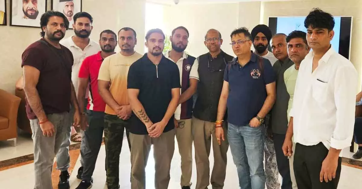 ಹಾರ್ಮುಝ್ ದಾಳಿ: ಗಾಯಾಳು ಭಾರತೀಯ ನಾವಿಕರನ್ನು ಭೇಟಿ ಮಾಡಿದ ದುಬೈ ಭಾರತೀಯ ಕಾನ್ಸುಲ್ ಹಾರ್ಮುಝ್ ದಾಳಿ: ಗಾಯಾಳು ಭಾರತೀಯ ನಾವಿಕರನ್ನು ಭೇಟಿ ಮಾಡಿದ ದುಬೈ ಭಾರತೀಯ ಕಾನ್ಸುಲ್