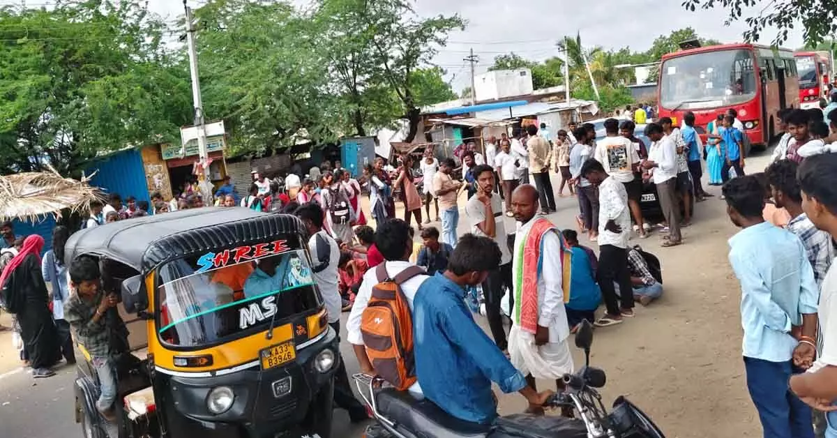 ಸೇಡಂ-ಯಾದಗಿರಿ ಬಸ್ ಅವ್ಯವಸ್ಥೆ ಖಂಡಿಸಿ ವಿದ್ಯಾರ್ಥಿಗಳ ರಸ್ತೆ ತಡೆ ಪ್ರತಿಭಟನೆ ಸೇಡಂ-ಯಾದಗಿರಿ ಬಸ್ ಅವ್ಯವಸ್ಥೆ ಖಂಡಿಸಿ ವಿದ್ಯಾರ್ಥಿಗಳ ರಸ್ತೆ ತಡೆ ಪ್ರತಿಭಟನೆ
