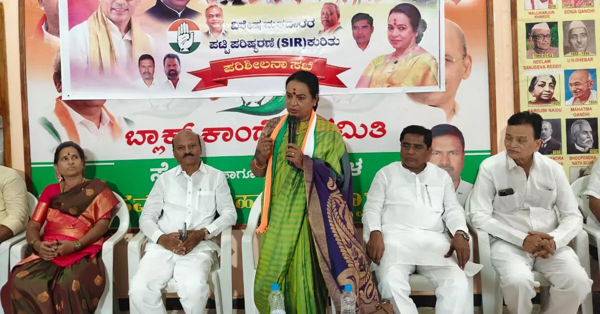 ಎಸ್ಐಆರ್ ಪ್ರಕ್ರಿಯೆಯಲ್ಲಿ ಲೋಪವಾಗದಂತೆ ಜವಾಬ್ದಾರಿಯಿಂದ ಕಾರ್ಯನಿರ್ವಹಿಸಿ: ಮಾಜಿ ಸಚಿವೆ ಉಮಾಶ್ರೀ ಎಸ್ಐಆರ್ ಪ್ರಕ್ರಿಯೆಯಲ್ಲಿ ಲೋಪವಾಗದಂತೆ ಜವಾಬ್ದಾರಿಯಿಂದ ಕಾರ್ಯನಿರ್ವಹಿಸಿ: ಮಾಜಿ ಸಚಿವೆ ಉಮಾಶ್ರೀ