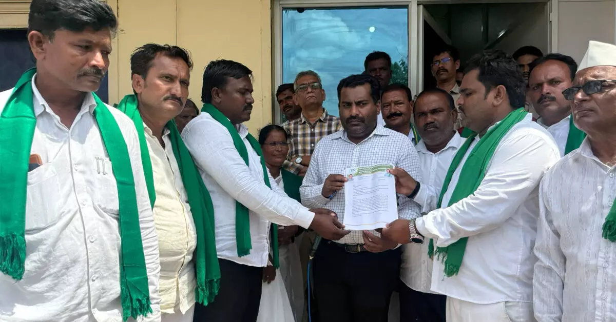 Kalaburagi | ಸೋಲಾರ್ ಕಂಪನಿ ವಿರುದ್ಧ ಎಫ್ಐಆರ್ಗೆ ಆಗ್ರಹ Kalaburagi | ಸೋಲಾರ್ ಕಂಪನಿ ವಿರುದ್ಧ ಎಫ್ಐಆರ್ಗೆ ಆಗ್ರಹ