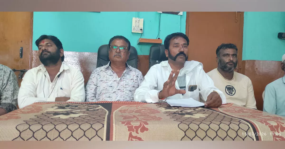 ವಾಡಿ | ಯುನಿಟಿ ಲಾರಿ ಮಾಲಕರ ಸಂಘದಲ್ಲಿ 30 ಲಕ್ಷ ರೂ. ಅವ್ಯವಹಾರ : ಆರೋಪ ವಾಡಿ | ಯುನಿಟಿ ಲಾರಿ ಮಾಲಕರ ಸಂಘದಲ್ಲಿ 30 ಲಕ್ಷ ರೂ. ಅವ್ಯವಹಾರ : ಆರೋಪ