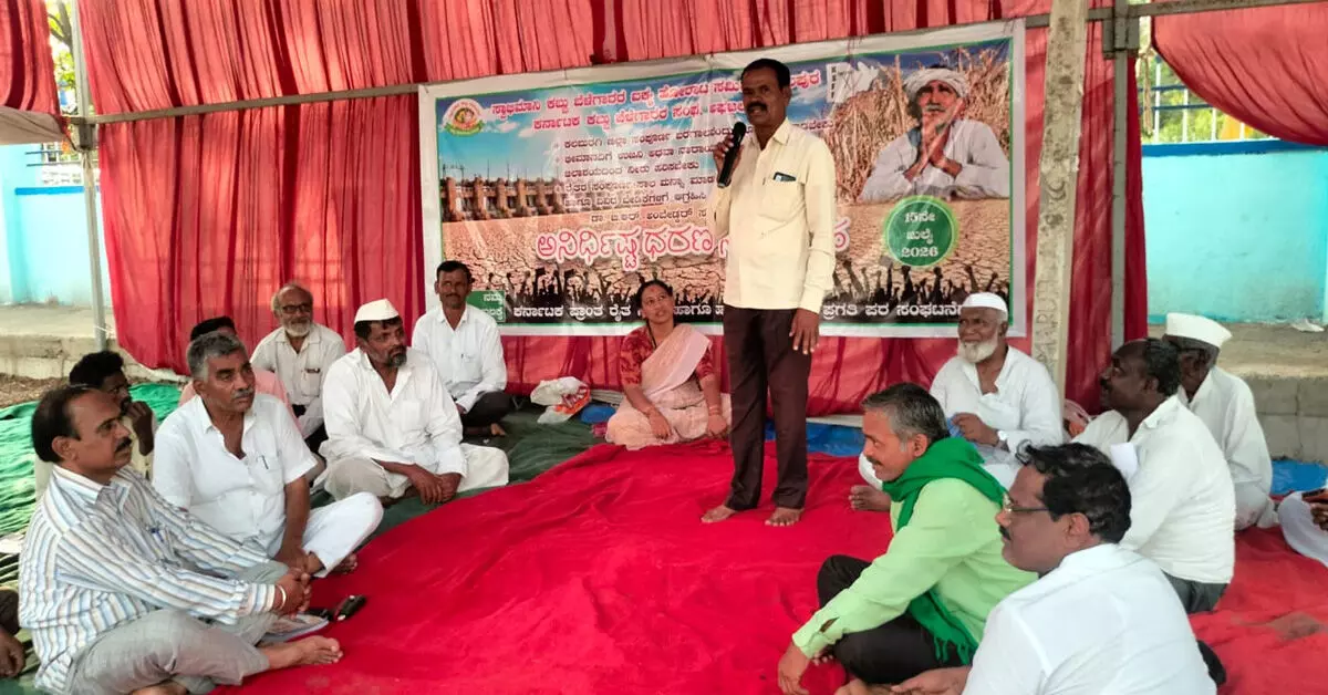 Afzalpur | ಮೂರನೇ ದಿನಕ್ಕೂ ಕಾಲಿಟ್ಟ ರೈತರ ಧರಣಿ ಸತ್ಯಾಗ್ರಹ : ಬೇಡಿಕೆ ಈಡೇರದಿದ್ದರೆ ತಾಲೂಕು ಬಂದ್ Afzalpur | ಮೂರನೇ ದಿನಕ್ಕೂ ಕಾಲಿಟ್ಟ ರೈತರ ಧರಣಿ ಸತ್ಯಾಗ್ರಹ : ಬೇಡಿಕೆ ಈಡೇರದಿದ್ದರೆ ತಾಲೂಕು ಬಂದ್