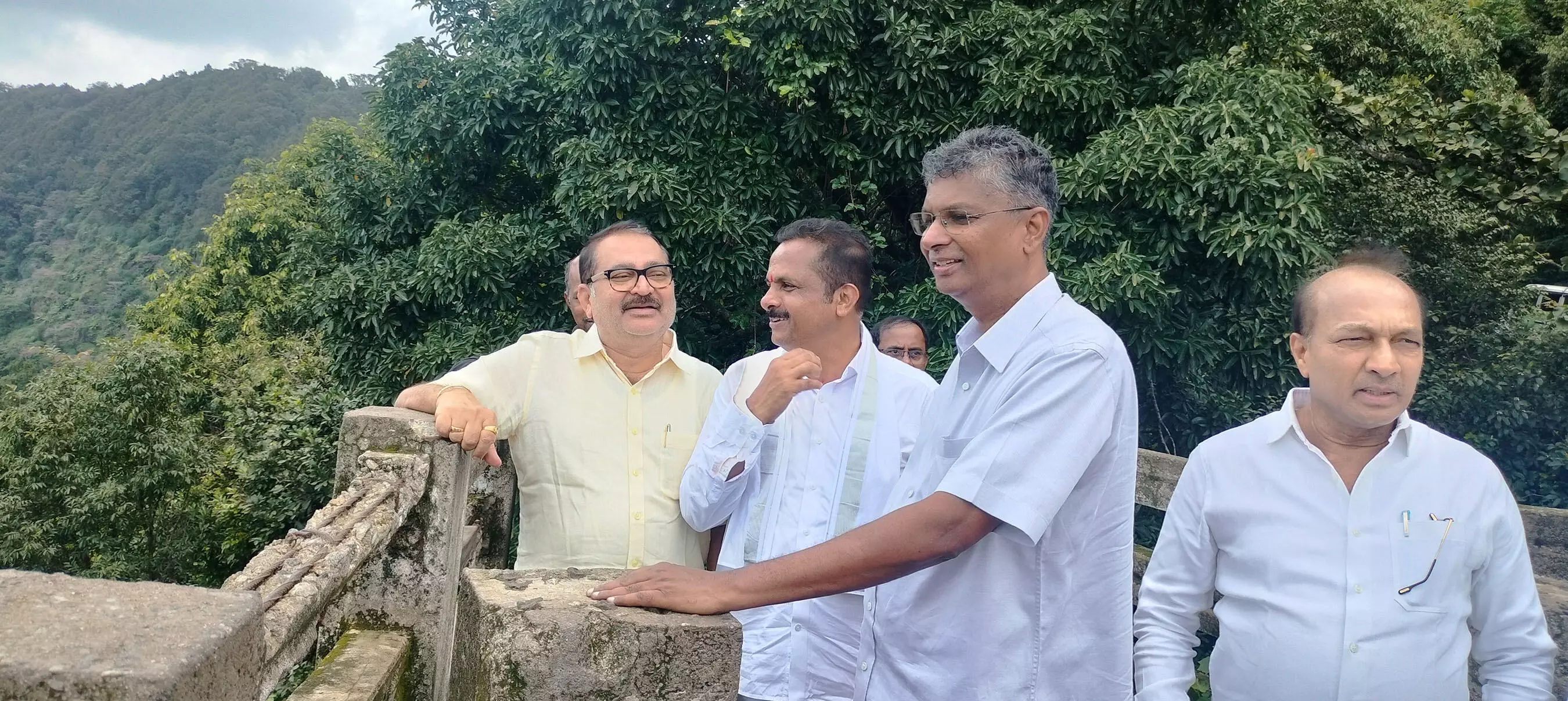 ಹರಿಪ್ರಸಾದ್, ನಾವು ಒಂದೇ; ಇಬ್ಬರು ಒಟ್ಟಾಗಿ ಕೆಲಸ ಮಾಡುತ್ತೇವೆ: ಕಾರ್ಕಳದಲ್ಲಿ ಸಚಿವ ಸತೀಶ್ ಜಾರಕಿಹೊಳಿ ಹರಿಪ್ರಸಾದ್, ನಾವು ಒಂದೇ; ಇಬ್ಬರು ಒಟ್ಟಾಗಿ ಕೆಲಸ ಮಾಡುತ್ತೇವೆ: ಕಾರ್ಕಳದಲ್ಲಿ ಸಚಿವ ಸತೀಶ್ ಜಾರಕಿಹೊಳಿ