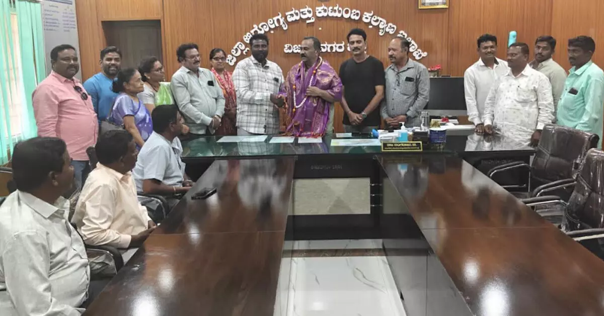 Vijayanagara | ನೂತನ ಡಿಎಚ್ಒ ಡಾ.ಟಿ.ಲಿಂಗರಾಜುಗೆ ಸನ್ಮಾನ; ಆರೋಗ್ಯ ಸೇವೆ ಸುಧಾರಣೆಗೆ ಮನವಿ Vijayanagara | ನೂತನ ಡಿಎಚ್ಒ ಡಾ.ಟಿ.ಲಿಂಗರಾಜುಗೆ ಸನ್ಮಾನ; ಆರೋಗ್ಯ ಸೇವೆ ಸುಧಾರಣೆಗೆ ಮನವಿ