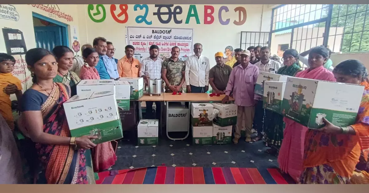 Ballari | ಎಂಎಸ್ಪಿಎಲ್ನಿಂದ 35 ಹೊಗೆರಹಿತ ಒಲೆಗಳ ವಿತರಣೆ Ballari | ಎಂಎಸ್ಪಿಎಲ್ನಿಂದ 35 ಹೊಗೆರಹಿತ ಒಲೆಗಳ ವಿತರಣೆ
