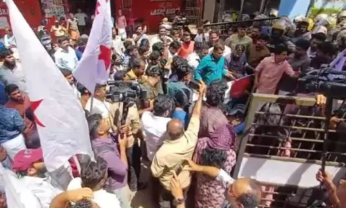 ಚಿಕಿತ್ಸಾ ಲೋಪ ಆರೋಪ: ಕಾಸರಗೋಡು ಜನರಲ್ ಆಸ್ಪತ್ರೆಗೆ ಡಿವೈಎಫ್‌ಐ ಮುತ್ತಿಗೆ; ಪೊಲೀಸ್-ಪ್ರತಿಭಟನಾಕಾರರ ಮಧ್ಯೆ ಘರ್ಷಣೆ