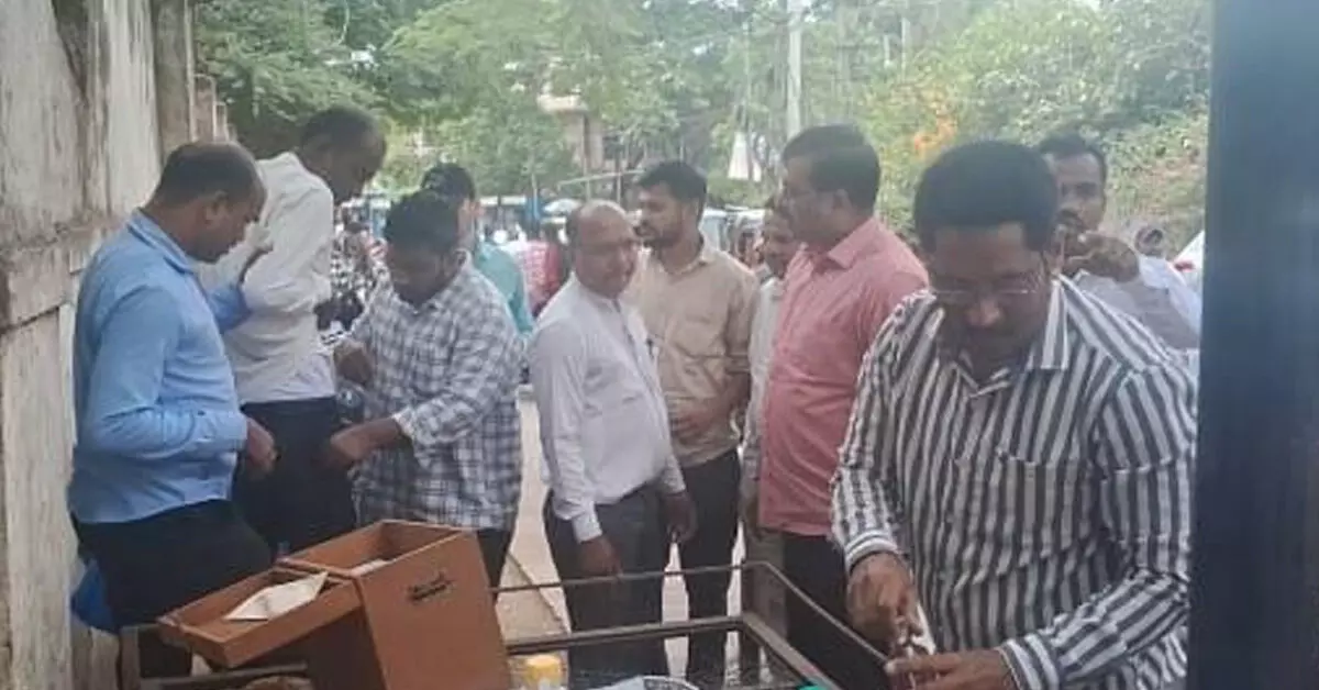 Kalaburagi | 10 ಸಾವಿರ ರೂ. ಲಂಚ ಪಡೆಯುತ್ತಿದ್ದ ಸಹಾಯಕ ಸರ್ಕಾರಿ ಅಭಿಯೋಜಕ ಲೋಕಾಯುಕ್ತ ಬಲೆಗೆ Kalaburagi | 10 ಸಾವಿರ ರೂ. ಲಂಚ ಪಡೆಯುತ್ತಿದ್ದ ಸಹಾಯಕ ಸರ್ಕಾರಿ ಅಭಿಯೋಜಕ ಲೋಕಾಯುಕ್ತ ಬಲೆಗೆ