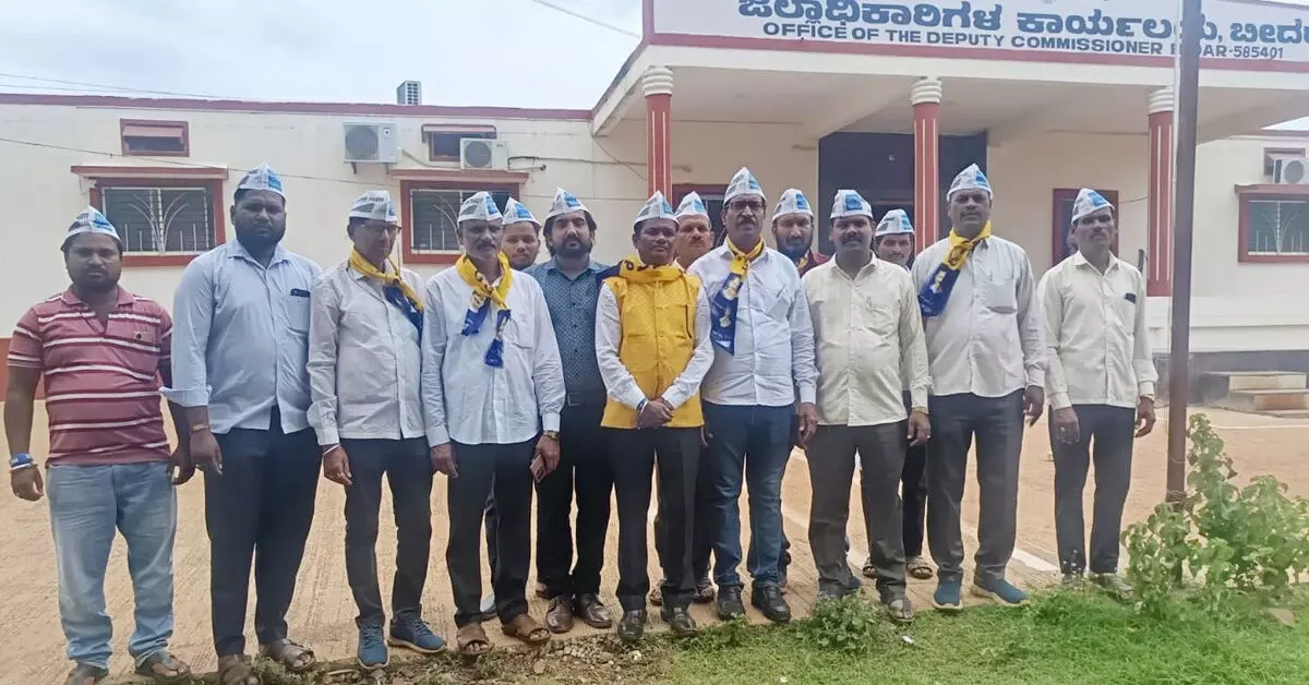 ಬೀದರ್ ಜಿಲ್ಲೆಯನ್ನು ಬರಪೀಡಿತ ಪ್ರದೇಶವೆಂದು ಘೋಷಿಸಿ, ಪ್ರತಿ ಎಕರೆಗೆ 50 ಸಾವಿರ ರೂ. ಪರಿಹಾರ ನೀಡಲು ಆಗ್ರಹ ಬೀದರ್ ಜಿಲ್ಲೆಯನ್ನು ಬರಪೀಡಿತ ಪ್ರದೇಶವೆಂದು ಘೋಷಿಸಿ, ಪ್ರತಿ ಎಕರೆಗೆ 50 ಸಾವಿರ ರೂ. ಪರಿಹಾರ ನೀಡಲು ಆಗ್ರಹ