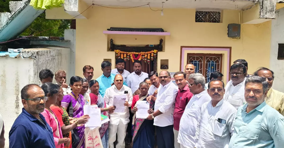 ಗುರುಮಠಕಲ್ನಲ್ಲಿ ಎಸ್ಐಆರ್ ಜಾಗೃತಿ ಅಭಿಯಾನ: ಮನೆ ಮನೆಗೆ ಭೇಟಿ ನೀಡಿ ಮತದಾರರಿಗೆ ಅರಿವು ಗುರುಮಠಕಲ್ನಲ್ಲಿ ಎಸ್ಐಆರ್ ಜಾಗೃತಿ ಅಭಿಯಾನ: ಮನೆ ಮನೆಗೆ ಭೇಟಿ ನೀಡಿ ಮತದಾರರಿಗೆ ಅರಿವು