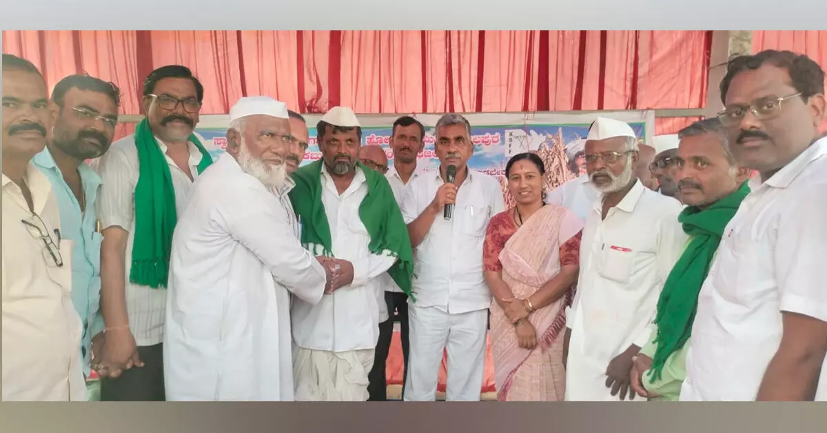 Afzalpur | ಧರಣಿ ವೇದಿಕೆಯಲ್ಲಿ ಪ್ರಗತಿಪರ ರೈತ ಮುಹಮ್ಮದ್ ಸಾಬ್ ಹಳ್ಯಾಳರಿಗೆ ಸನ್ಮಾನ Afzalpur | ಧರಣಿ ವೇದಿಕೆಯಲ್ಲಿ ಪ್ರಗತಿಪರ ರೈತ ಮುಹಮ್ಮದ್ ಸಾಬ್ ಹಳ್ಯಾಳರಿಗೆ ಸನ್ಮಾನ