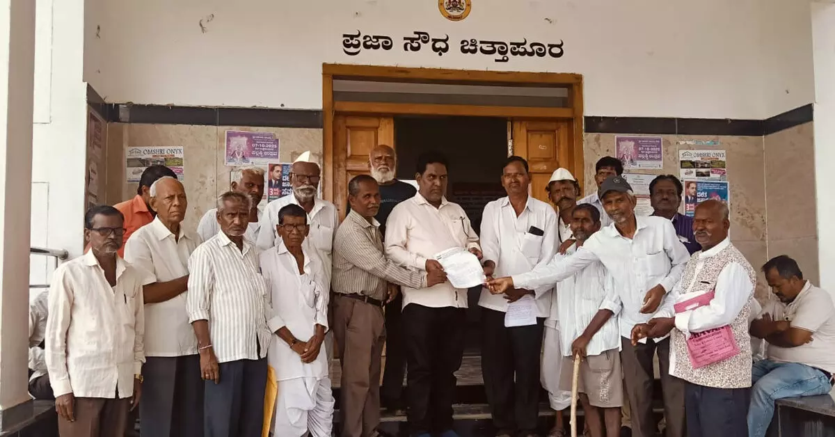 Chitapur | ಪಟ್ಟಣದಲ್ಲಿ ಕುಂಬಾರ ಸಮಾಜದ ನಾಮಫಲಕ ಅಳವಡಿಕೆಗೆ ಕುಂಬಾರರ ಮಹಾಸಭಾ ಮನವಿ Chitapur | ಪಟ್ಟಣದಲ್ಲಿ ಕುಂಬಾರ ಸಮಾಜದ ನಾಮಫಲಕ ಅಳವಡಿಕೆಗೆ ಕುಂಬಾರರ ಮಹಾಸಭಾ ಮನವಿ