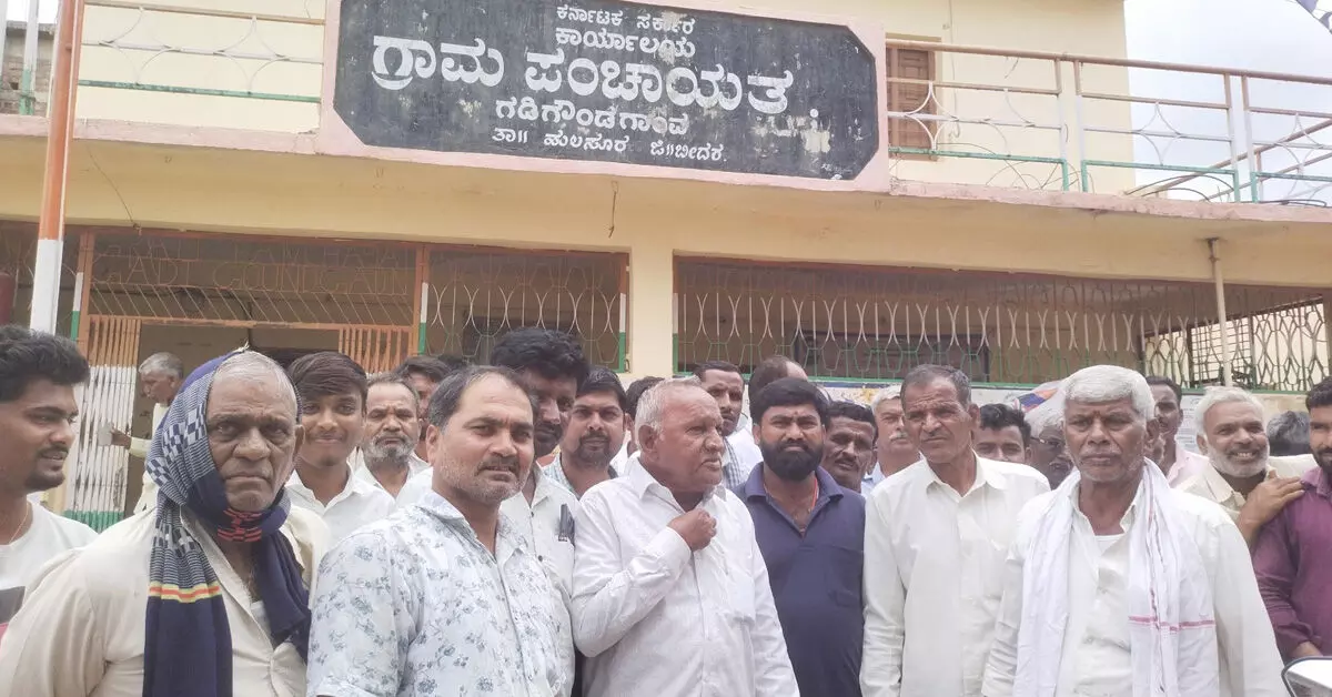 ಹುಲಸೂರ್ | ಕುಡಿಯುವ ನೀರಿಗಾಗಿ ದೇವನಾಳ ಗ್ರಾಮಸ್ಥರಿಂದ ಗ್ರಾಮ ಪಂಚಾಯತ್ಗೆ ಮುತ್ತಿಗೆ ಹುಲಸೂರ್ | ಕುಡಿಯುವ ನೀರಿಗಾಗಿ ದೇವನಾಳ ಗ್ರಾಮಸ್ಥರಿಂದ ಗ್ರಾಮ ಪಂಚಾಯತ್ಗೆ ಮುತ್ತಿಗೆ