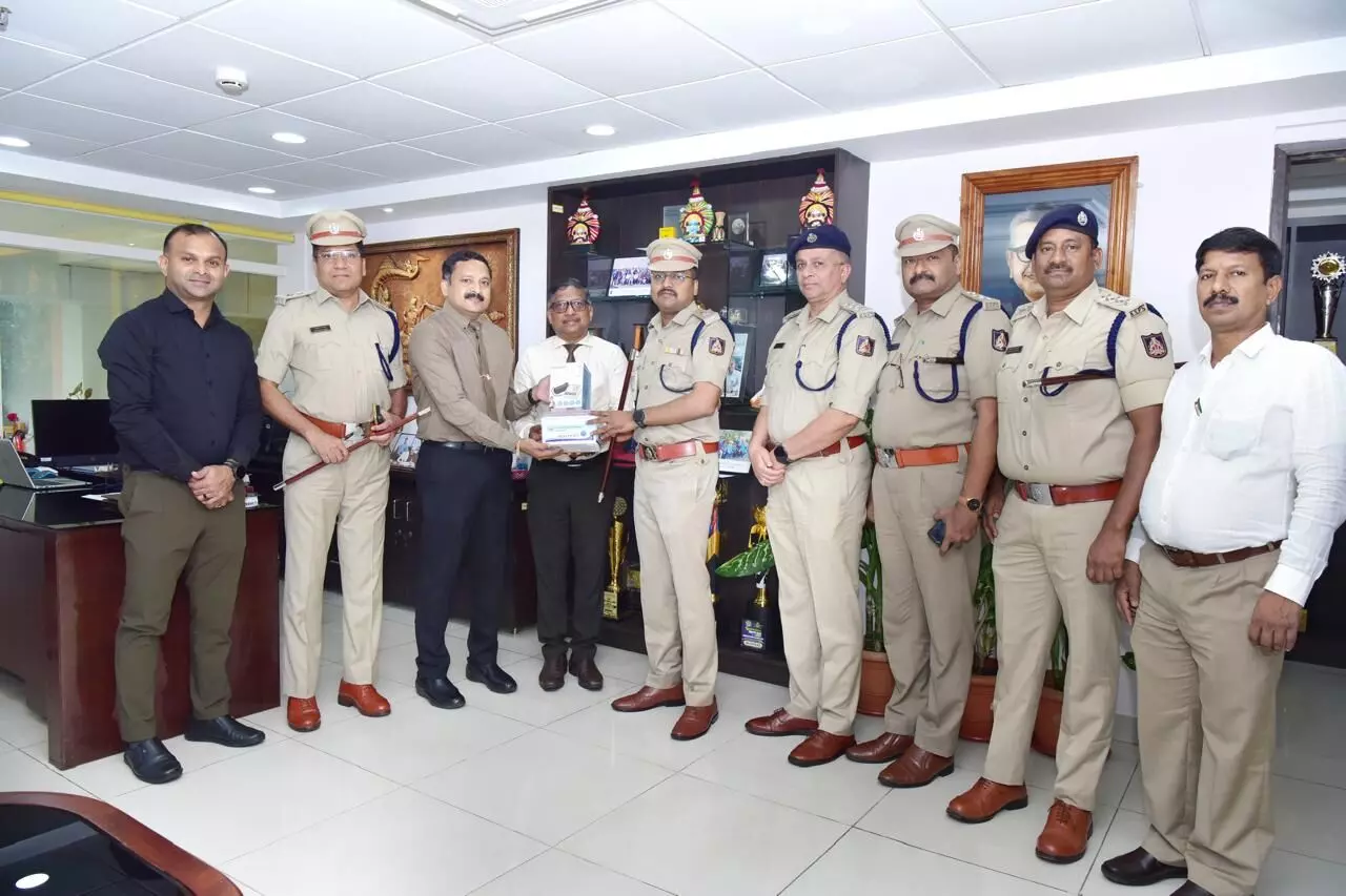 ಮಣಿಪಾಲ ಕೆಎಂಸಿಯಿಂದ ಉಡುಪಿ ಪೊಲೀಸ್ಗೆ 45 ಹೆಲ್ತ್ಕಿಟ್ ಕೊಡುಗೆ ಮಣಿಪಾಲ ಕೆಎಂಸಿಯಿಂದ ಉಡುಪಿ ಪೊಲೀಸ್ಗೆ 45 ಹೆಲ್ತ್ಕಿಟ್ ಕೊಡುಗೆ