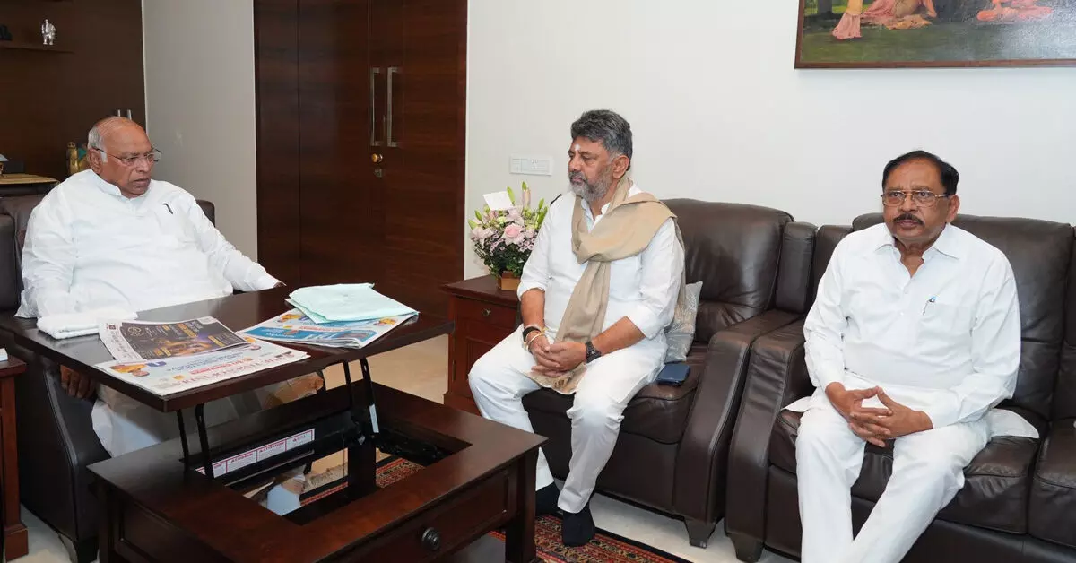 ಮಲ್ಲಿಕಾರ್ಜುನ ಖರ್ಗೆ ಅವರನ್ನು ಭೇಟಿ ಮಾಡಿದ ಡಿ.ಕೆ.ಶಿವಕುಮಾರ್, ಜಿ.ಪರಮೇಶ್ವರ್ ಮಲ್ಲಿಕಾರ್ಜುನ ಖರ್ಗೆ ಅವರನ್ನು ಭೇಟಿ ಮಾಡಿದ ಡಿ.ಕೆ.ಶಿವಕುಮಾರ್, ಜಿ.ಪರಮೇಶ್ವರ್