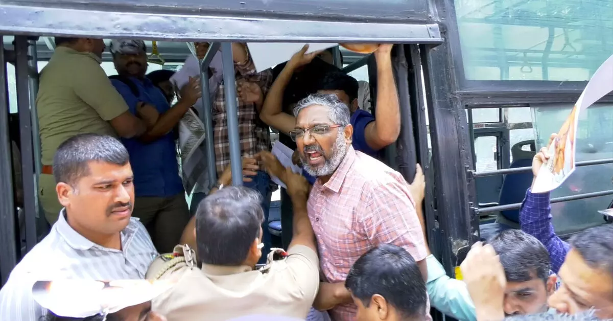 ಎಸ್ಐಆರ್ ಗೊಂದಲ ವಿರೋಧಿಸಿ ಚುನಾವಣಾ ಆಯೋಗಕ್ಕೆ ಮುತ್ತಿಗೆ; ಜಾಗೃತ ಕರ್ನಾಟಕ ಕಾರ್ಯಕರ್ತರ ವಶಕ್ಕೆ ಎಸ್ಐಆರ್ ಗೊಂದಲ ವಿರೋಧಿಸಿ ಚುನಾವಣಾ ಆಯೋಗಕ್ಕೆ ಮುತ್ತಿಗೆ; ಜಾಗೃತ ಕರ್ನಾಟಕ ಕಾರ್ಯಕರ್ತರ ವಶಕ್ಕೆ