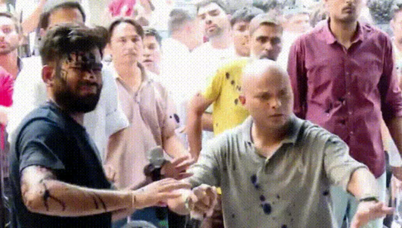 ಜಂತರ್ ಮಂತರ್ನಲ್ಲಿ ಮುಂದುವರಿದ CJP ಪ್ರತಿಭಟನೆ | ಅಭಿಜಿತ್ ದೀಪ್ಕೆ ಮೇಲೆ ಶಾಯಿ ಎರಚಿದ ಮಹಿಳೆ : ವಿಡಿಯೋ ವೈರಲ್ ಜಂತರ್ ಮಂತರ್ನಲ್ಲಿ ಮುಂದುವರಿದ CJP ಪ್ರತಿಭಟನೆ | ಅಭಿಜಿತ್ ದೀಪ್ಕೆ ಮೇಲೆ ಶಾಯಿ ಎರಚಿದ ಮಹಿಳೆ : ವಿಡಿಯೋ ವೈರಲ್