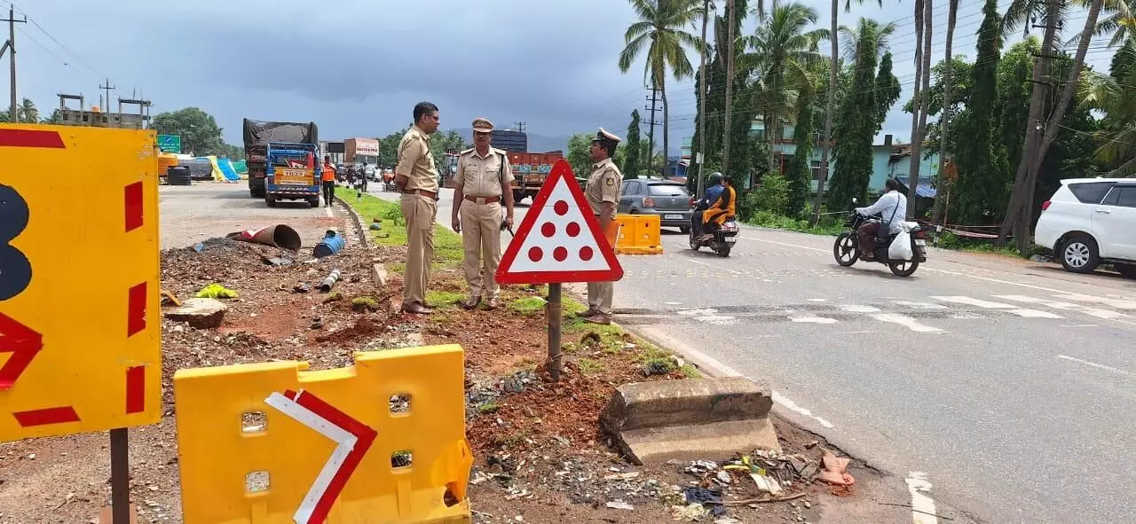 ಭಟ್ಕಳ | ಬಸ್ತಿ - ಕೈಕಿಣಿ ಜಂಕ್ಷನ್ ಅಪಘಾತ ಸ್ಥಳಕ್ಕೆ ಎಸ್ಪಿ ಭೇಟಿ; ಸುರಕ್ಷತಾ ಕ್ರಮ ಬಲಪಡಿಸಲು ಸೂಚನೆ ಭಟ್ಕಳ | ಬಸ್ತಿ - ಕೈಕಿಣಿ ಜಂಕ್ಷನ್ ಅಪಘಾತ ಸ್ಥಳಕ್ಕೆ ಎಸ್ಪಿ ಭೇಟಿ; ಸುರಕ್ಷತಾ ಕ್ರಮ ಬಲಪಡಿಸಲು ಸೂಚನೆ