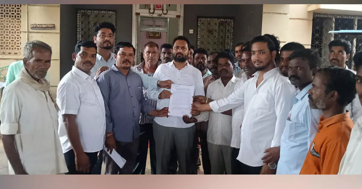 ಹುಮನಾಬಾದ್ | ಹೊಲಗಳಿಗೆ ತೆರಳುವ ರಸ್ತೆ ತೆರವುಗೊಳಿಸಲು ಗ್ರಾಮಸ್ಥರ ಆಗ್ರಹ ಹುಮನಾಬಾದ್ | ಹೊಲಗಳಿಗೆ ತೆರಳುವ ರಸ್ತೆ ತೆರವುಗೊಳಿಸಲು ಗ್ರಾಮಸ್ಥರ ಆಗ್ರಹ