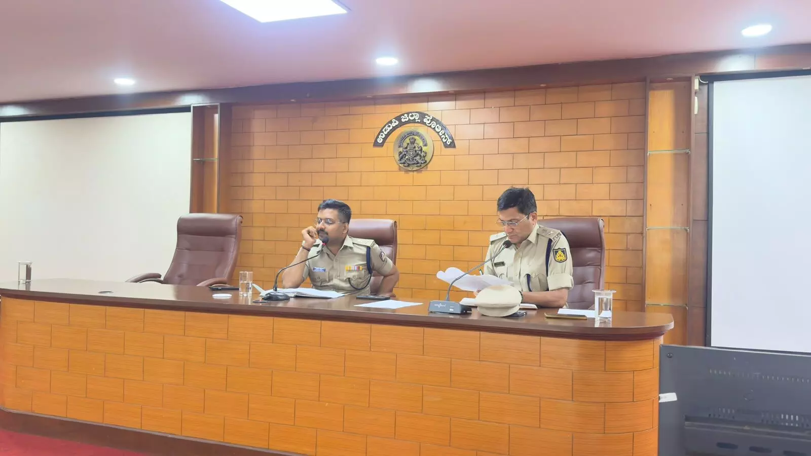 ತಮಿಳುನಾಡು ಮೂಲದವರಿಂದ ಸುಳ್ಳು ಜಾತಿ ಸರ್ಟಿಫಿಕೇಟ್: ಎಸ್ಸಿ-ಎಸ್ಟಿ ಕುಂದುಕೊರತೆ ಸಭೆಯಲ್ಲಿ ಕ್ರಮಕ್ಕೆ ಆಗ್ರಹ ತಮಿಳುನಾಡು ಮೂಲದವರಿಂದ ಸುಳ್ಳು ಜಾತಿ ಸರ್ಟಿಫಿಕೇಟ್: ಎಸ್ಸಿ-ಎಸ್ಟಿ ಕುಂದುಕೊರತೆ ಸಭೆಯಲ್ಲಿ ಕ್ರಮಕ್ಕೆ ಆಗ್ರಹ
