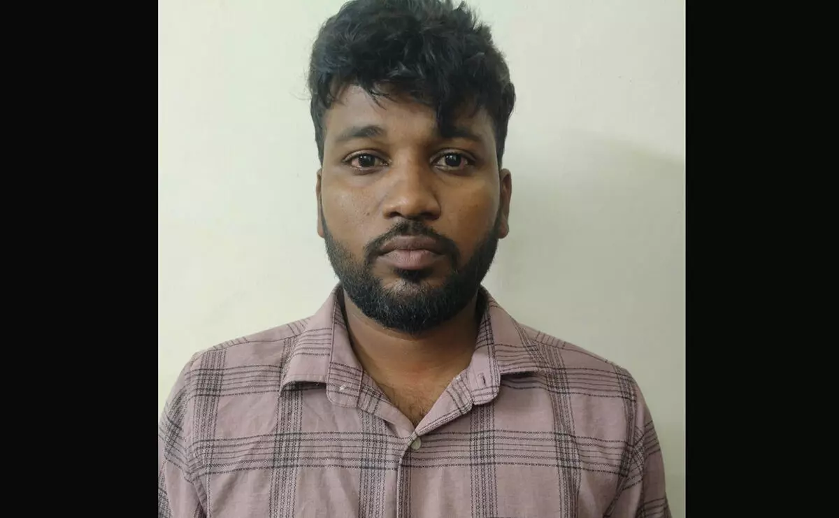 ಕಾರ್ಕಳ| ಪೆರ್ವಾಜೆ ದೇವಸ್ಥಾನದ ಚೆಕ್ಗೆ ನಕಲಿ ಸಹಿ ಪ್ರಕರಣ: ಡಾಟಾ ಎಂಟ್ರಿ ಅಪರೇಟರ್ ಅಕ್ಷಯ ದೇವಾಡಿಗ ಬಂಧನ ಕಾರ್ಕಳ| ಪೆರ್ವಾಜೆ ದೇವಸ್ಥಾನದ ಚೆಕ್ಗೆ ನಕಲಿ ಸಹಿ ಪ್ರಕರಣ: ಡಾಟಾ ಎಂಟ್ರಿ ಅಪರೇಟರ್ ಅಕ್ಷಯ ದೇವಾಡಿಗ ಬಂಧನ