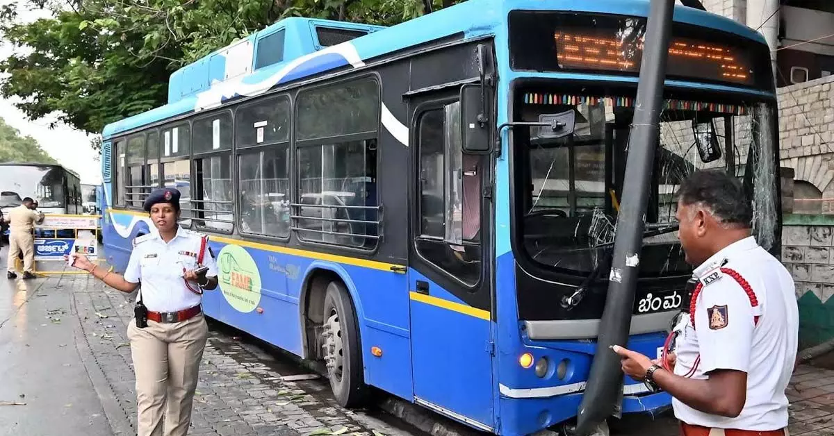 Bengaluru | ಬಿಎಂಟಿಸಿ ಎಲೆಕ್ಟ್ರಿಕ್ ಬಸ್ ಅಪಘಾತ: ಆಟೋ ಚಾಲಕ ಸಾವು Bengaluru | ಬಿಎಂಟಿಸಿ ಎಲೆಕ್ಟ್ರಿಕ್ ಬಸ್ ಅಪಘಾತ: ಆಟೋ ಚಾಲಕ ಸಾವು