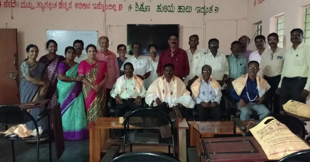 Ballari | ನೂತನ ಮುಖ್ಯಗುರುಗಳಿಗೆ ಆತ್ಮೀಯ ಸ್ವಾಗತ, ಸನ್ಮಾನ Ballari | ನೂತನ ಮುಖ್ಯಗುರುಗಳಿಗೆ ಆತ್ಮೀಯ ಸ್ವಾಗತ, ಸನ್ಮಾನ
