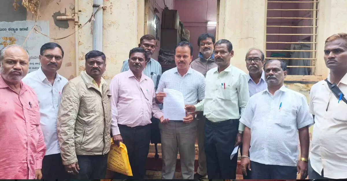 Ballari | ಬಿಸಿಯೂಟ ನಿರ್ವಹಣೆಯಿಂದ ಮುಖ್ಯಗುರುಗಳಿಗೆ ಮುಕ್ತಿ ನೀಡಲು ಆಗ್ರಹ Ballari | ಬಿಸಿಯೂಟ ನಿರ್ವಹಣೆಯಿಂದ ಮುಖ್ಯಗುರುಗಳಿಗೆ ಮುಕ್ತಿ ನೀಡಲು ಆಗ್ರಹ
