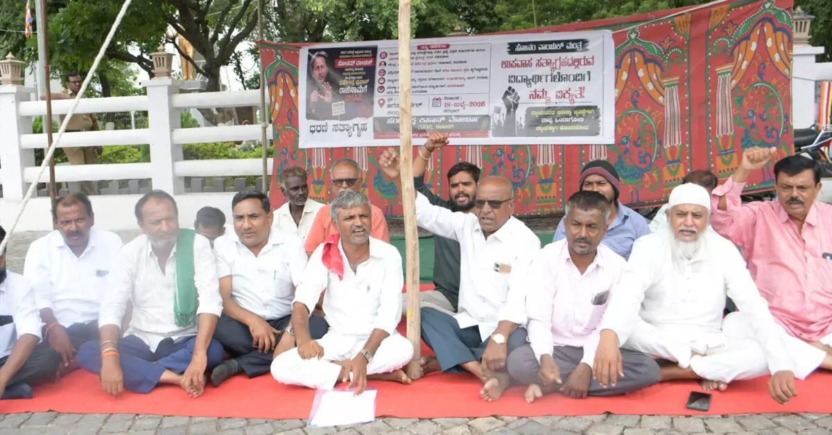 Kalaburagi | ಪರೀಕ್ಷಾ ಅಕ್ರಮ ಖಂಡಿಸಿ ಸಂಯುಕ್ತ ಹೋರಾಟ ಕರ್ನಾಟಕ ಸಮಿತಿಯಿಂದ ಪ್ರತಿಭಟನೆ Kalaburagi | ಪರೀಕ್ಷಾ ಅಕ್ರಮ ಖಂಡಿಸಿ ಸಂಯುಕ್ತ ಹೋರಾಟ ಕರ್ನಾಟಕ ಸಮಿತಿಯಿಂದ ಪ್ರತಿಭಟನೆ