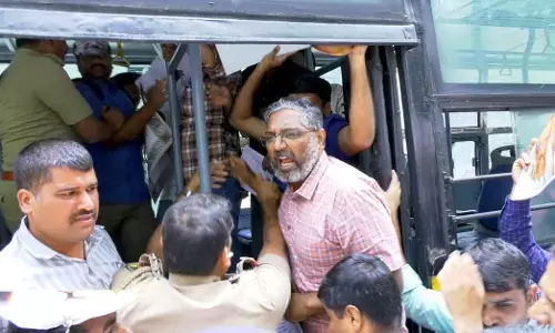 ಎಸ್‌ಐಆರ್‌ ಗೊಂದಲ ವಿರೋಧಿಸಿ ಚುನಾವಣಾ ಆಯೋಗಕ್ಕೆ ಮುತ್ತಿಗೆ; ಜಾಗೃತ ಕರ್ನಾಟಕ ಕಾರ್ಯಕರ್ತರ ವಶಕ್ಕೆ