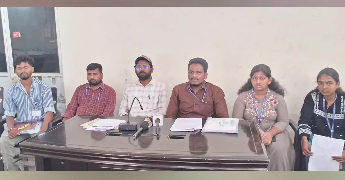 Raichur | ಕೃಷಿ ಅಧಿಕಾರಿ ನೇಮಕಾತಿಯಲ್ಲಿ ನಿಯಮ ಉಲ್ಲಂಘನೆ ಆರೋಪ; ಸರ್ಕಾರದ ವಿರುದ್ಧ ಕೃಷಿ ವಿದ್ಯಾರ್ಥಿಗಳ ಆಕ್ರೋಶ Raichur | ಕೃಷಿ ಅಧಿಕಾರಿ ನೇಮಕಾತಿಯಲ್ಲಿ ನಿಯಮ ಉಲ್ಲಂಘನೆ ಆರೋಪ; ಸರ್ಕಾರದ ವಿರುದ್ಧ ಕೃಷಿ ವಿದ್ಯಾರ್ಥಿಗಳ ಆಕ್ರೋಶ