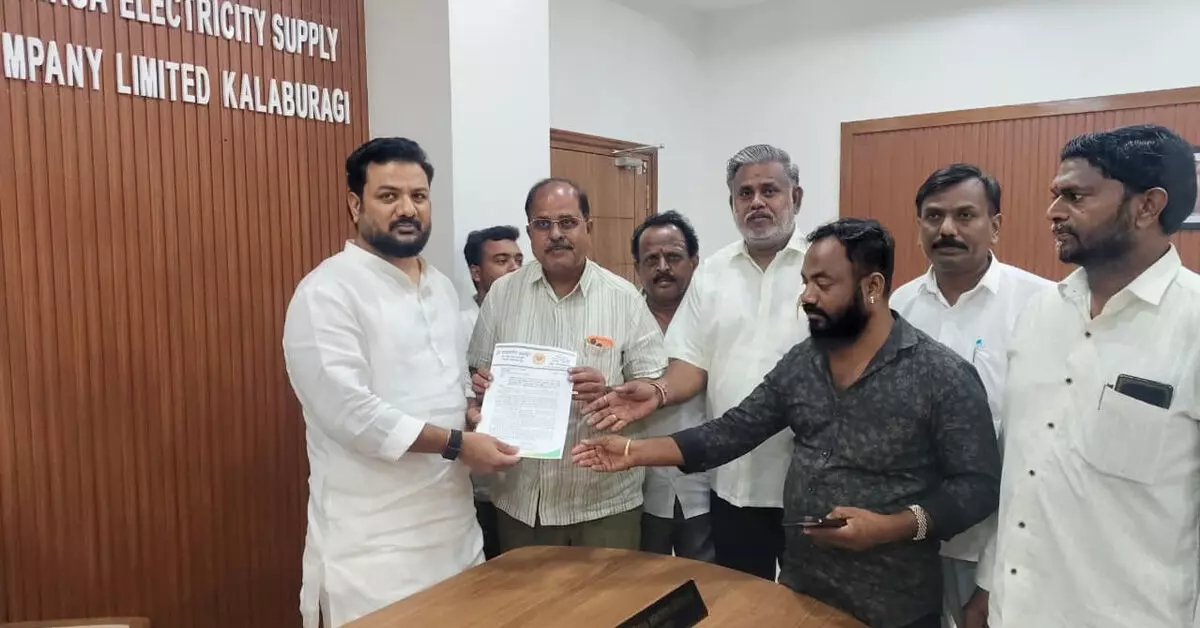 Yadgiri | ಪಂಪ್ಸೆಟ್ಗಳಿಗೆ ನಿರಂತರ 7 ಗಂಟೆ ವಿದ್ಯುತ್ ನೀಡಿ; ಜೆಸ್ಕಾಂ ಅಧ್ಯಕ್ಷರಿಗೆ ರಾಚಣ್ಣಗೌಡ ಮುದ್ನಾಳ ಮನವಿ Yadgiri | ಪಂಪ್ಸೆಟ್ಗಳಿಗೆ ನಿರಂತರ 7 ಗಂಟೆ ವಿದ್ಯುತ್ ನೀಡಿ; ಜೆಸ್ಕಾಂ ಅಧ್ಯಕ್ಷರಿಗೆ ರಾಚಣ್ಣಗೌಡ ಮುದ್ನಾಳ ಮನವಿ