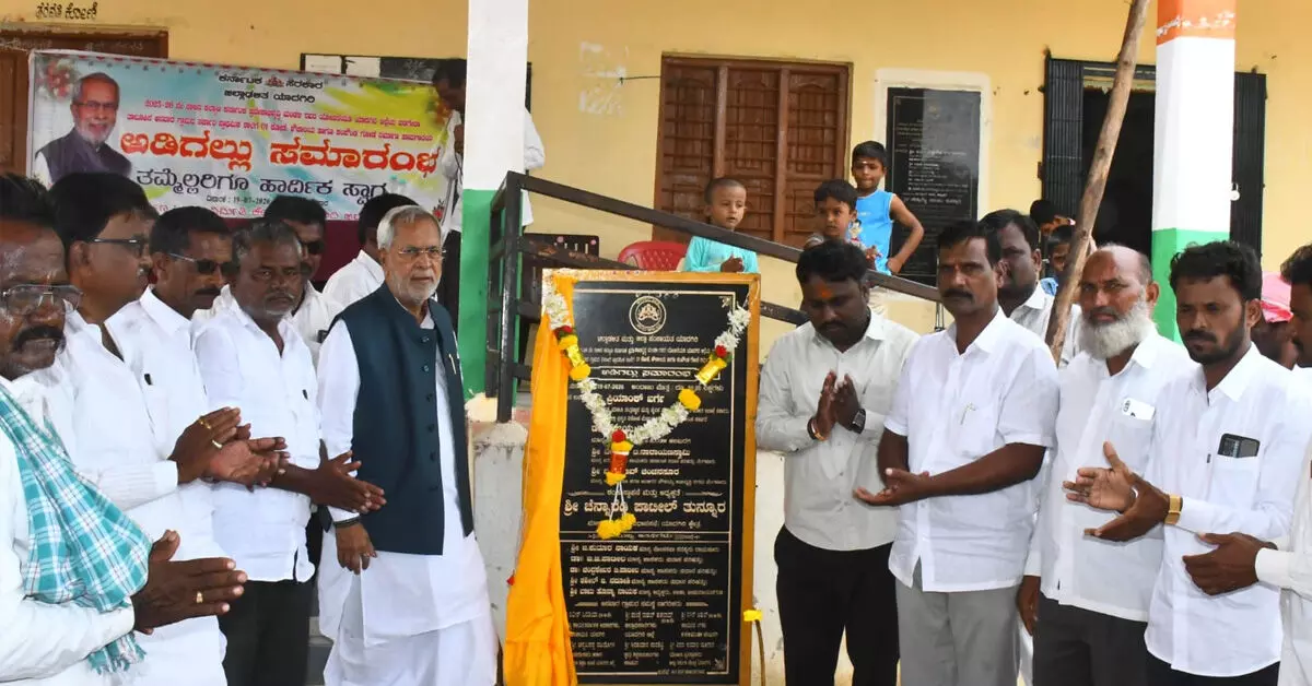 Yadgiri | ಅನವಾರದಲ್ಲಿ ಶಾಲಾ ಕೊಠಡಿ, ಕಂಪೌಂಡ್ ಕಾಮಗಾರಿಗೆ ಚಾಲನೆ; ಬಸ್ ನಿಲ್ದಾಣ ಉದ್ಘಾಟನೆ Yadgiri | ಅನವಾರದಲ್ಲಿ ಶಾಲಾ ಕೊಠಡಿ, ಕಂಪೌಂಡ್ ಕಾಮಗಾರಿಗೆ ಚಾಲನೆ; ಬಸ್ ನಿಲ್ದಾಣ ಉದ್ಘಾಟನೆ