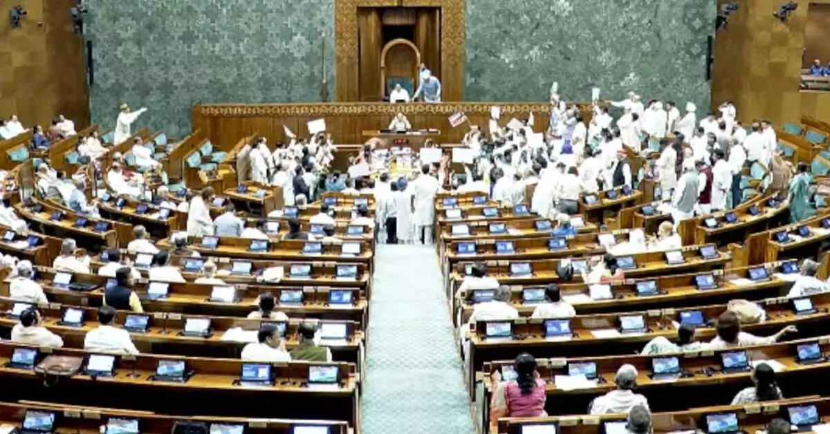 ಗದ್ದಲದೊಂದಿಗೆ ಆರಂಭವಾದ ಸಂಸತ್ ಅಧಿವೇಶನ: ಕೆಲವೇ ನಿಮಿಷಗಳಲ್ಲಿ ಮುಂದೂಡಿಕೆ ಗದ್ದಲದೊಂದಿಗೆ ಆರಂಭವಾದ ಸಂಸತ್ ಅಧಿವೇಶನ: ಕೆಲವೇ ನಿಮಿಷಗಳಲ್ಲಿ ಮುಂದೂಡಿಕೆ