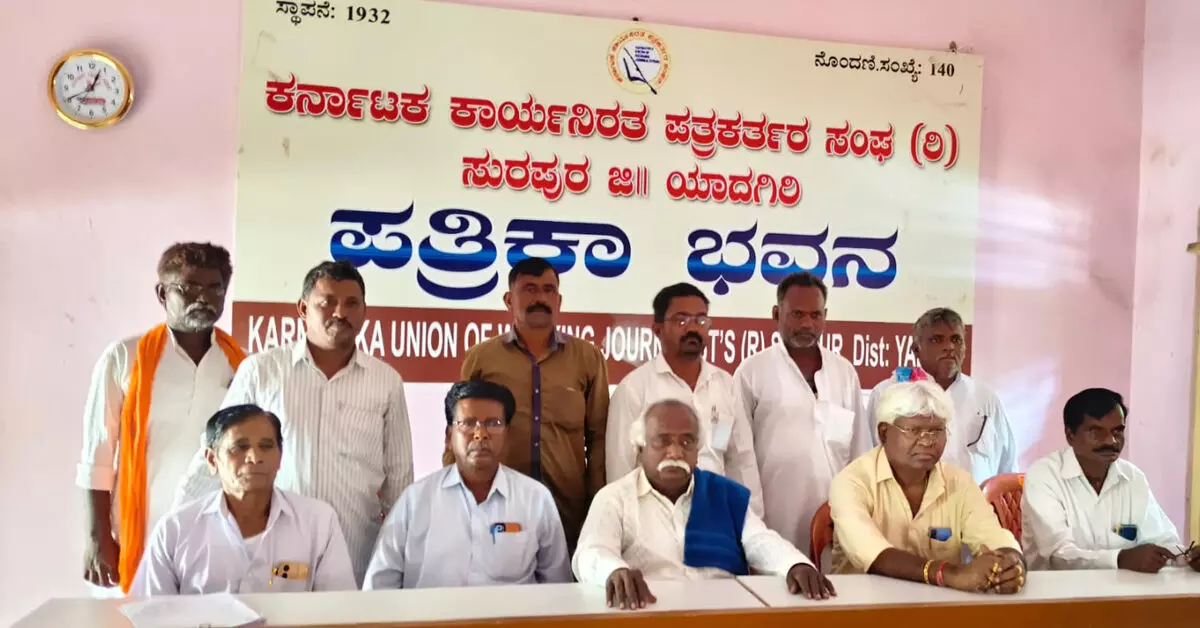 ಸುರಪುರ | ರಸ್ತೆ ಅಗಲೀಕರಣ ಮಾಡದಿದ್ದರೆ ಪ್ರತಿಭಟನೆ : ಮಾನು ಗುರಿಕಾರ ಸುರಪುರ | ರಸ್ತೆ ಅಗಲೀಕರಣ ಮಾಡದಿದ್ದರೆ ಪ್ರತಿಭಟನೆ : ಮಾನು ಗುರಿಕಾರ
