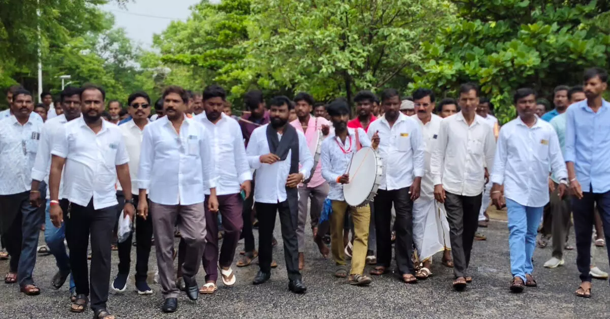 Yadgiri | ಸಚಿವ ಸಂಪುಟದಲ್ಲಿ ಮಾದಿಗ ಸಮುದಾಯಕ್ಕೆ ಹೆಚ್ಚಿನ ಸ್ಥಾನ ನೀಡುವಂತೆ ಆಗ್ರಹಿಸಿ ಪ್ರತಿಭಟನೆ Yadgiri | ಸಚಿವ ಸಂಪುಟದಲ್ಲಿ ಮಾದಿಗ ಸಮುದಾಯಕ್ಕೆ ಹೆಚ್ಚಿನ ಸ್ಥಾನ ನೀಡುವಂತೆ ಆಗ್ರಹಿಸಿ ಪ್ರತಿಭಟನೆ