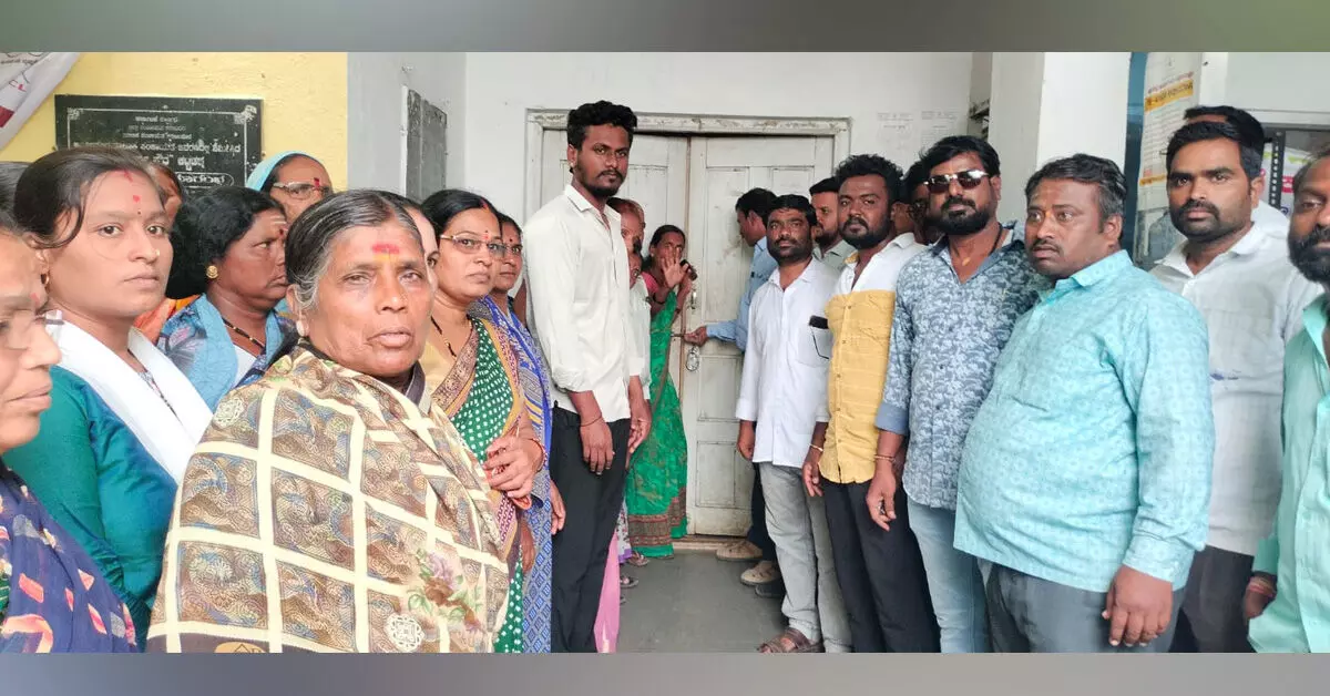 Afzalpur | ಮೂಲಸೌಕರ್ಯ ಕಲ್ಪಿಸಲು ಆಗ್ರಹಿಸಿ ಪುರಸಭೆ ಎದುರು ವಾರ್ಡ್ ನಿವಾಸಿಗಳ ಪ್ರತಿಭಟನೆ Afzalpur | ಮೂಲಸೌಕರ್ಯ ಕಲ್ಪಿಸಲು ಆಗ್ರಹಿಸಿ ಪುರಸಭೆ ಎದುರು ವಾರ್ಡ್ ನಿವಾಸಿಗಳ ಪ್ರತಿಭಟನೆ