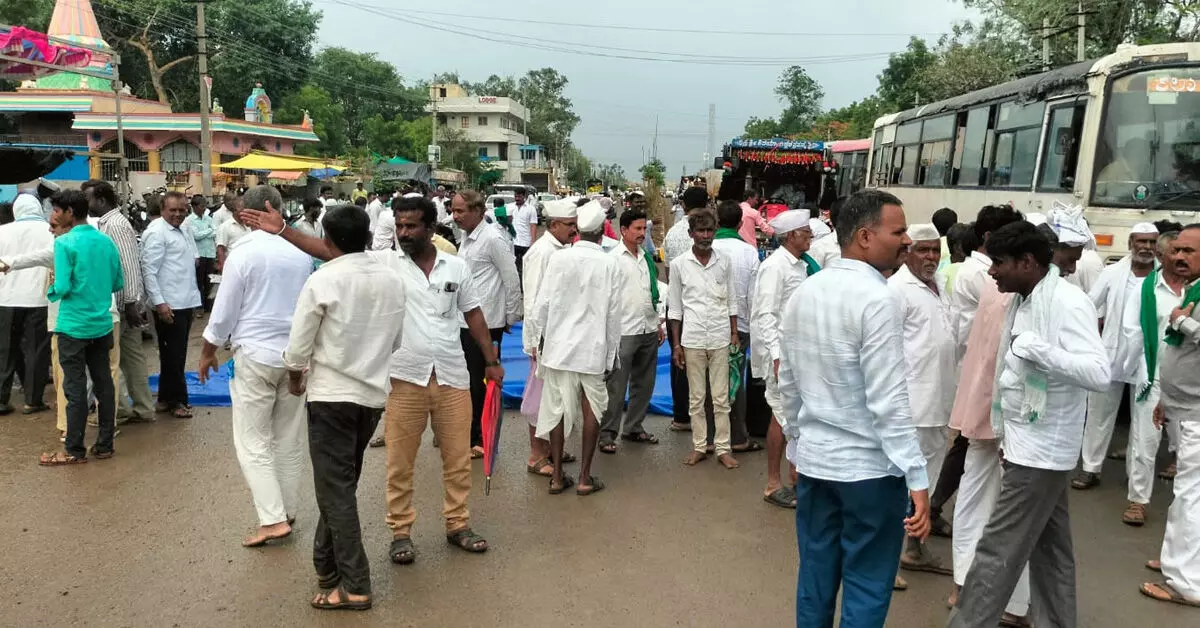 Afzalpur | ರಾಜ್ಯ ಹೆದ್ದಾರಿ ತಡೆದು ರೈತ ಹೋರಾಟಗಾರರ ಪ್ರತಿಭಟನೆ; ಭೀಮಾ ನದಿಗೆ ನೀರು ಹರಿಸುವಂತೆ ಆಗ್ರಹ Afzalpur | ರಾಜ್ಯ ಹೆದ್ದಾರಿ ತಡೆದು ರೈತ ಹೋರಾಟಗಾರರ ಪ್ರತಿಭಟನೆ; ಭೀಮಾ ನದಿಗೆ ನೀರು ಹರಿಸುವಂತೆ ಆಗ್ರಹ